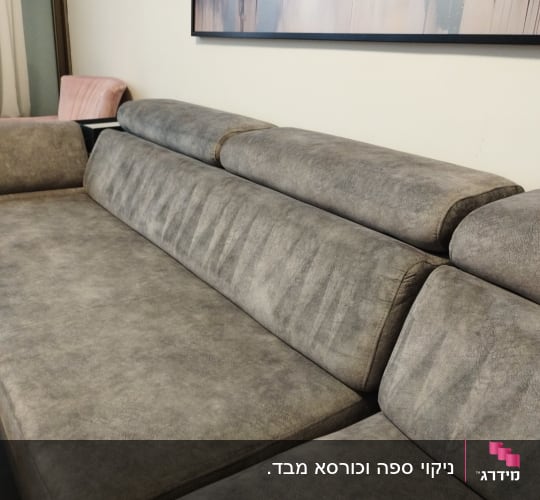 ספה אפורה עם משענות ראש מרופדות